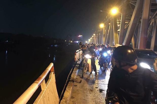 Đoạn lan can cầu bị ô tô húc văng. Ảnh: Báo Tuổi trẻ.