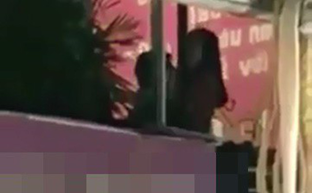 Hình ảnh cặp đôi vô tư thể hiện tình cảm ngoài ban công.