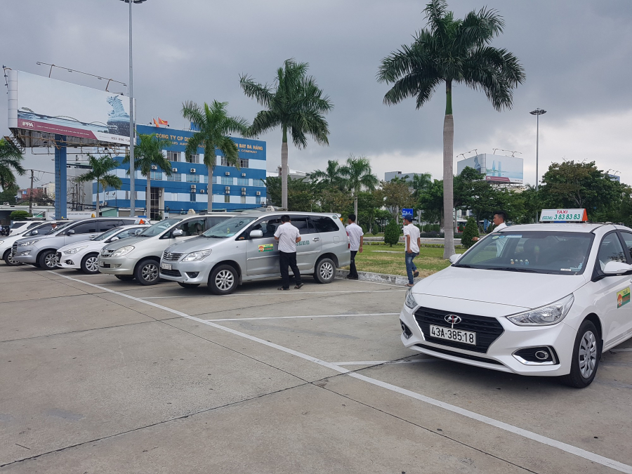 Hàng trăm tài xế taxi đình công không đón khách.