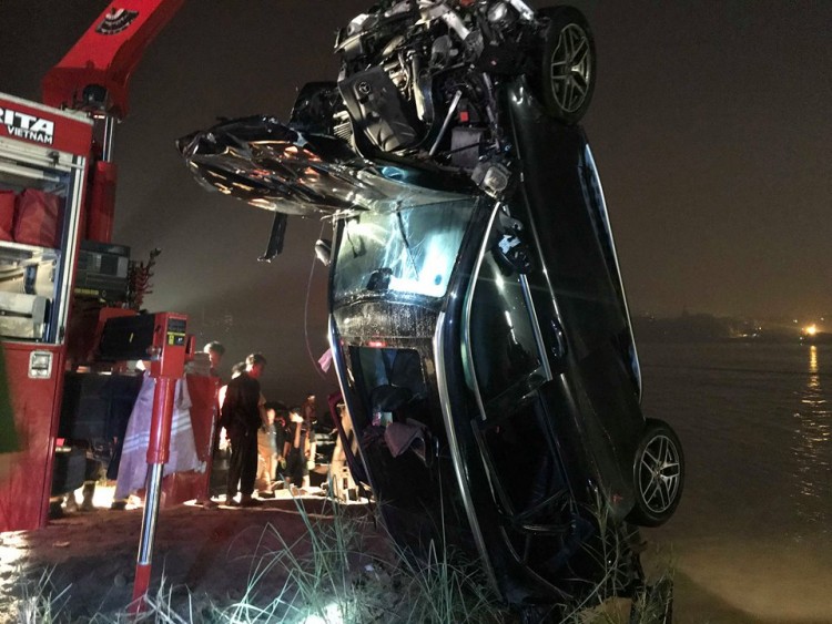 Chủ của chiếc xe Mercedes lao xuống sông là một phụ nữ.