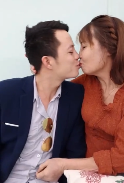 Cặp đôi vô tư thể hiện tình cảm trên livestream.