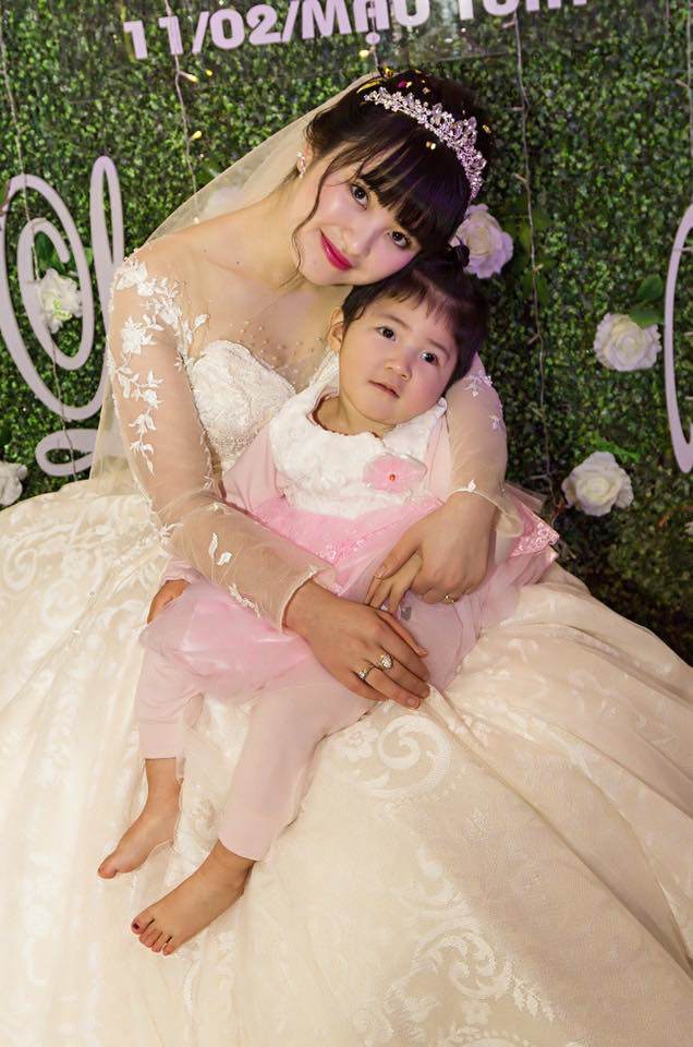 Yến Nhi đáng yêu, bụ bẫm trong ngày cưới của mẹ nuôi.