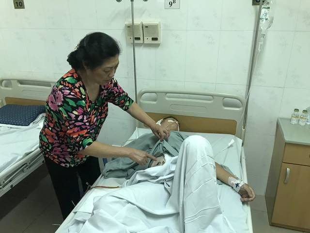Viên đạn trong người anh Tiến vẫn chưa thể lấy ra vì lý do sức khỏe.