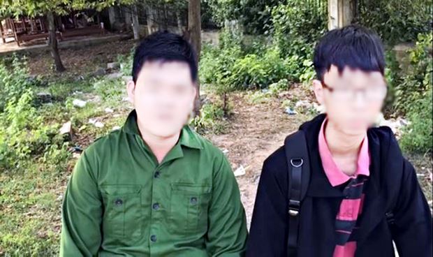 Hai nam sinh thú tội quay lén các bạn nữ trong nhà tắm.