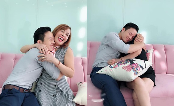 Đôi vợ chồng thoải mái thể hiện cảm xúc bên nhau.