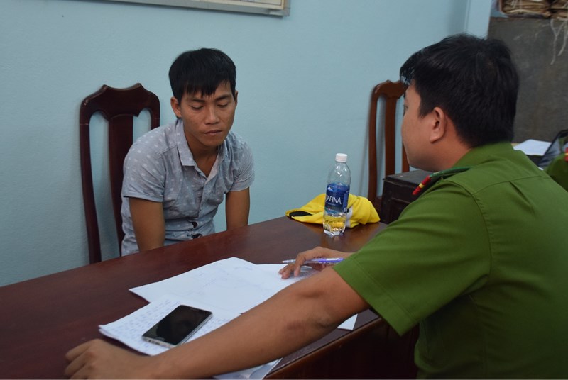 Đối tượng Quang tại cơ quan công an. Ảnh NT.