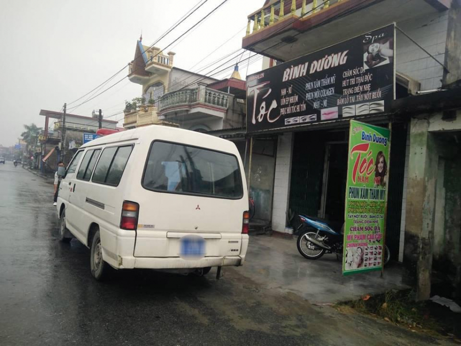 Cơ quan công an đến tiệm cắt tóc của chị H. để thu thập chứng cứ điều tra. Ảnh Minh Sơn.