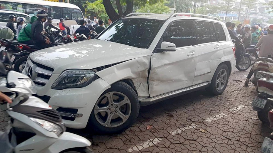 Chiếc xe Mercedes bị đâm móp sườn trái. Ảnh: Hoang Phuc.