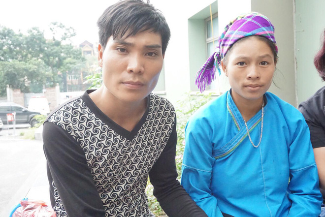 Vợ chồng anh Biên tại Bệnh viện Nhi Trung Ương.