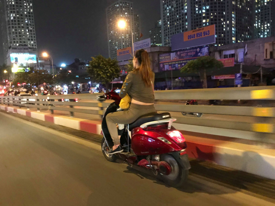 Người mẹ thậm chí còn không mũ bảo hiểm.