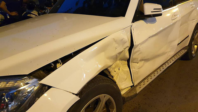 Chiếc xe Mercedes bị đâm méo.