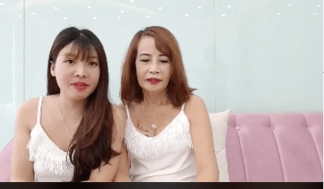 Cô dâu Thu Sao ngồi cạnh 'Thị Nở' Quách Phượng trong lúc livestream.