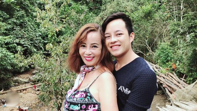 Cô dâu 62 tuổi tình tứ bên chồng trẻ.