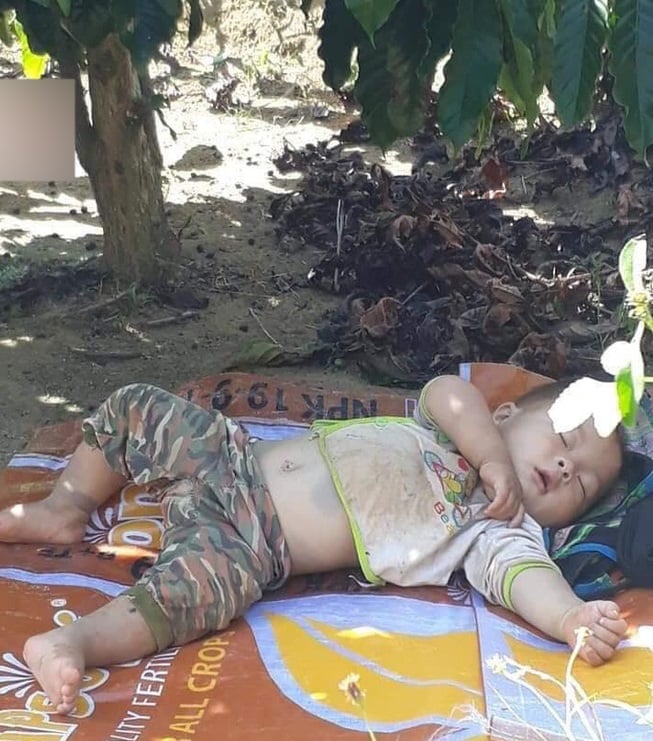 Nhìn cậu bé ngủ ngon lành mà cả tuổi thơ như trở lại.