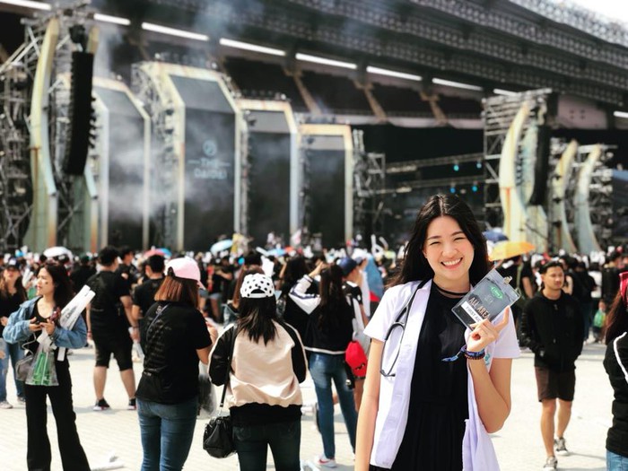 Sirin Triwutpipatku sống tại Bangkok và từng có thời gian học tại các trường đại học về Y khoa tại đại học Chiang Mai (Thái Lan) và đại học Minnesota (Mỹ).
