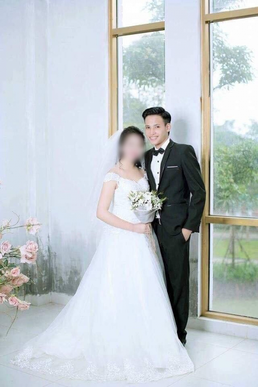 Ảnh cưới của chú rể và cô dâu 14 tuổi.