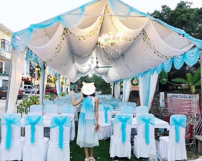 Cô gái chụp ảnh lại làm kỉ niệm để đời với sự trùng hợp bất đắc dĩ này. Ảnh Facebook.