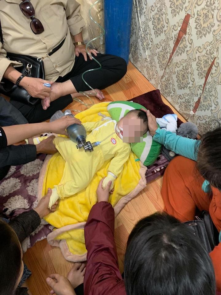 Em bé sống thực vật chỉ vì người lớn ngủ quên, đè tay lên người.