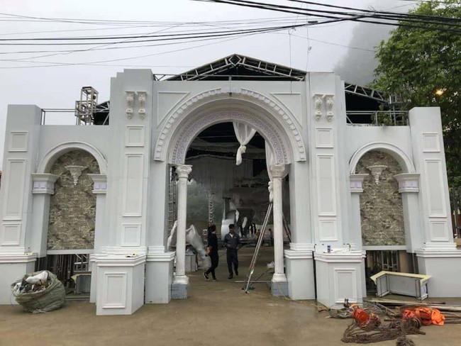 Cổng vào sang trọng như cung điện.