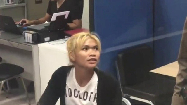  Người vợ tại đồn cảnh sát.