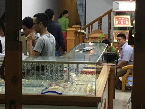 Tủ kính tiệm vàng bị cướp đập vỡ nát. Ảnh: Công Lý