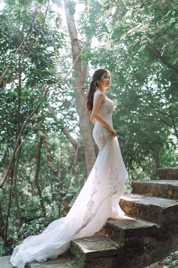 Và đây là chân dung cô dâu xinh đẹp tên L.A.