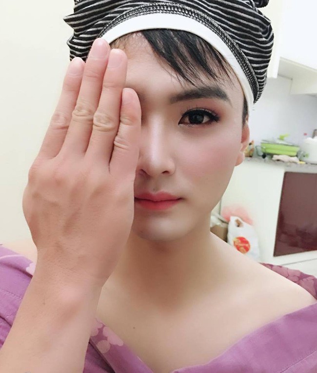 Hình ảnh xinh đẹp của anh chồng sau khi được vợ make up.