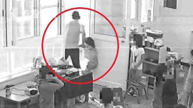 Camera ghi lại cảnh cô giáo kéo bé ra ngoài để bé tự xử lý vết bỏng trên người.