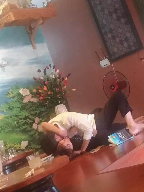 Cặp đôi trẻ hồn nhiên làm chuyện người lớn trong quán cà phê.