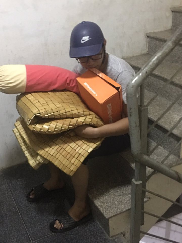 Đi nhậu về khuya, chồng bị vợ đuổi ra khỏi nhà trong đêm.