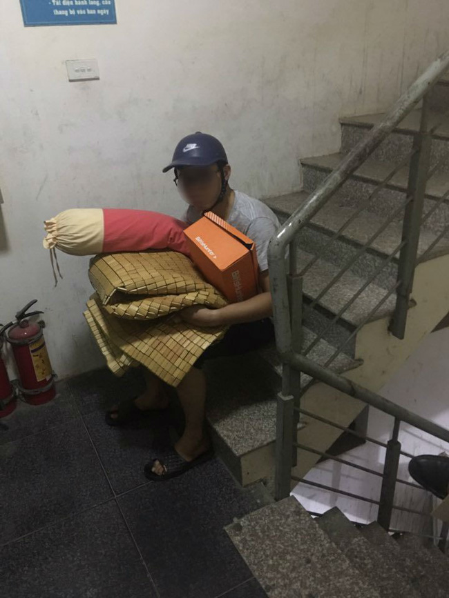 Anh chồng ngậm ngùi ôm chăn, chiếu ra cầu thang ngồi.