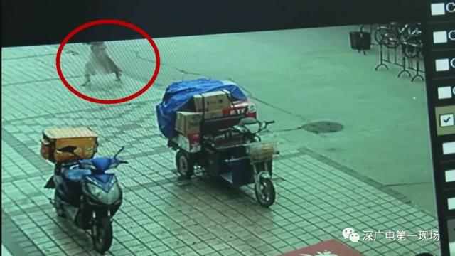 Camera đã ghi lại hành động nhẫn tâm của người mẹ trẻ.
