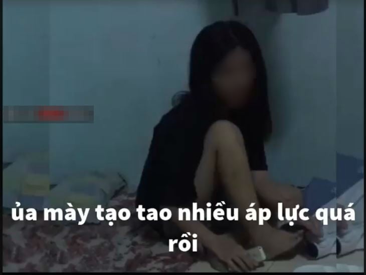 Vì ở nhà ăn chơi không làm gì nên cô gái thấy áp lực.