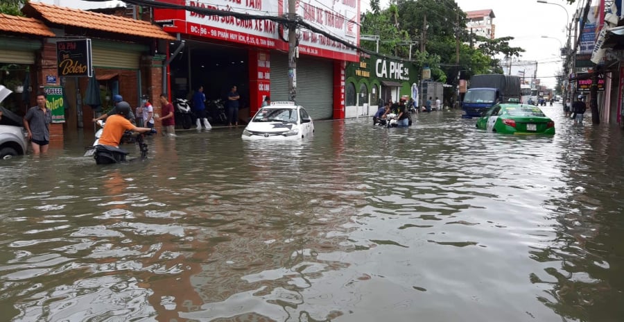 Nước dâng cao tràn cả vào nhà một số hộ dân ven đường, các phương tiện trên phố chết máy la liệt.
