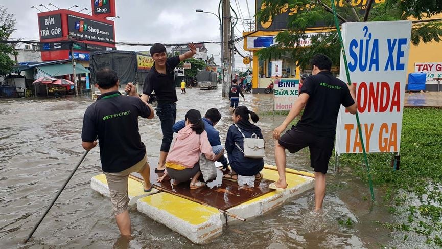 Nhiều tuyến đường vẫn đang ngập sâu trong nước, khiến người dân phải kết bè để đi.