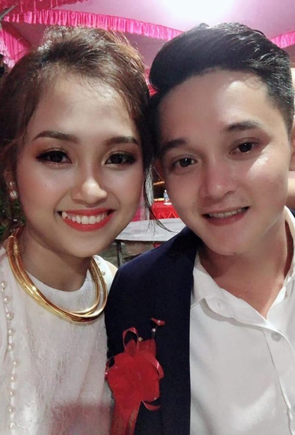 Cô dâu, chú rể vẫn cười tươi rói trong hôn lễ.