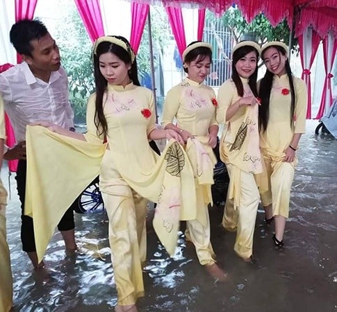 Dàn phù dâu cũng rất duyên dáng và thần thái lội nước.