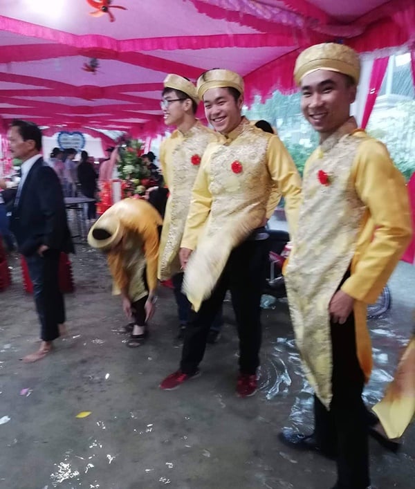 Dù phải lội nước nhưng dàn phù rể vẫn rất tươi và phong độ.
