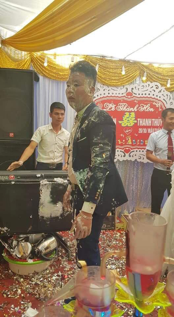 Chưa được chụp kiểu ảnh cưới nào đã thế này rồi.
