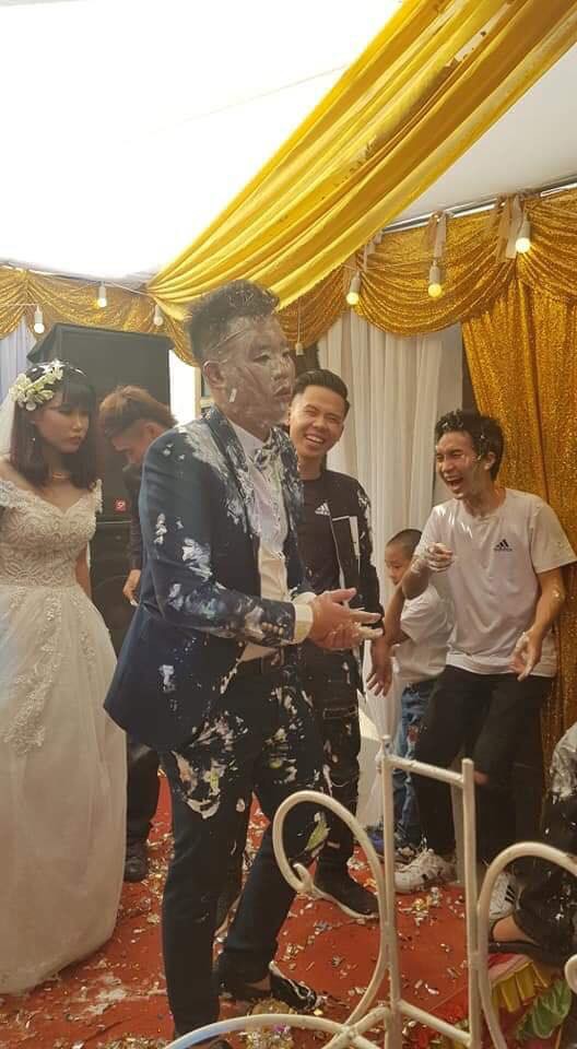 Cả cô dâu và chú rể mặt buồn thiu không nói nên lời.