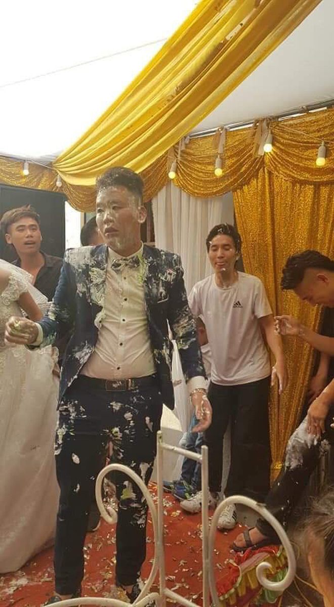 Chú rể thì thất thần, bạn bè thì cười khoái chí.