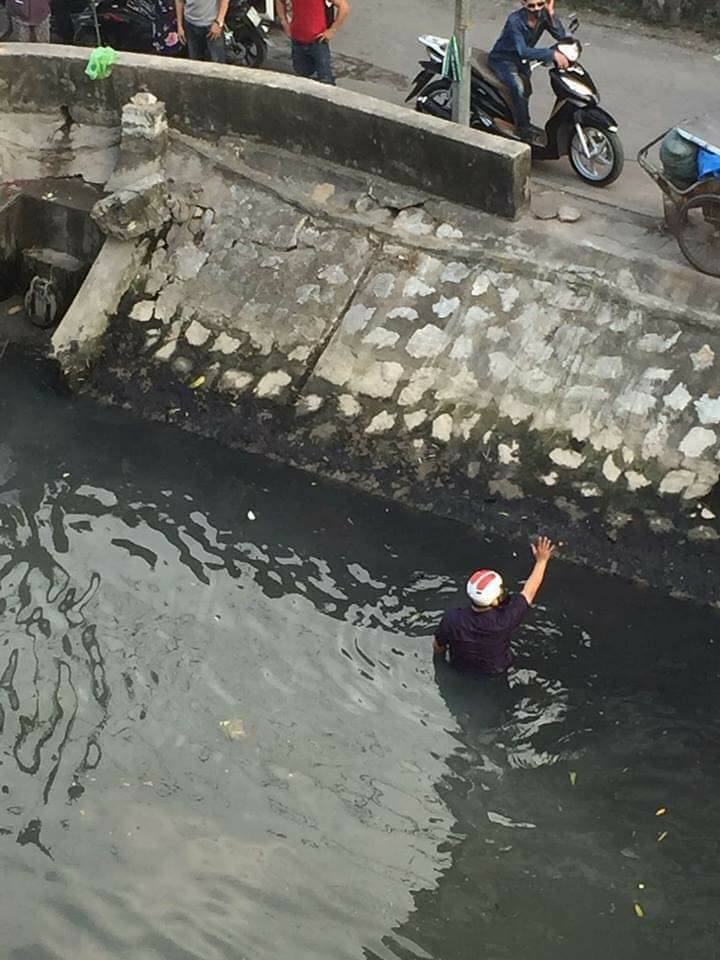 Thanh niên vùng vẫy dưới kênh nước bẩn trong tiết trời khá lạnh.