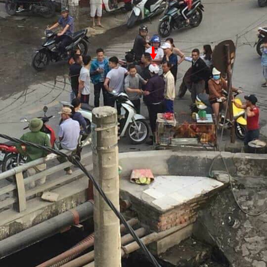 Người dân đứng can ngăn nhưng bất thành. Ảnh FB Thái.