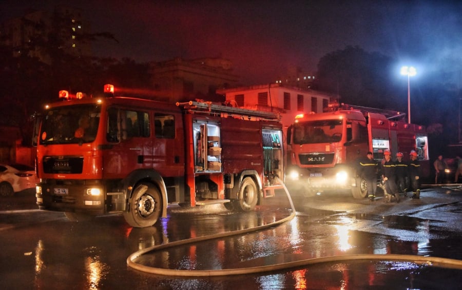 Ngay sau đó, lực lượng phòng cháy chữa cháy điều động 10 xe chữa cháy đến hiện trường. Ảnh Zing.