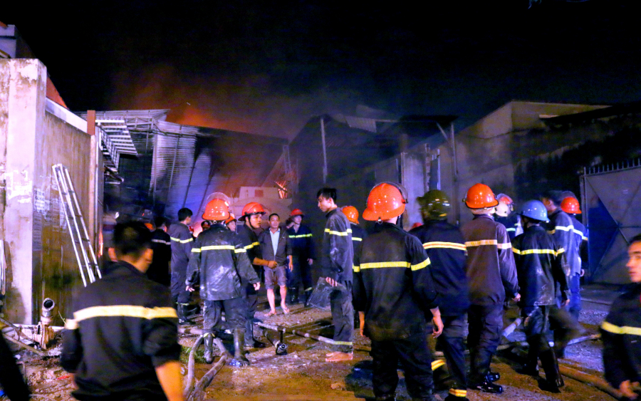 Khoảng 21h30 cùng ngày, hiện trường vụ cháy phát ra 2 tiếng nổ lớn, lửa bốc lên ngùn ngụt trở lại. Ảnh Zing.