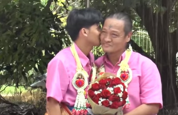 Cặp đôi vẫn trao nhau những cử chỉ ân ái trong ngày đại lễ.