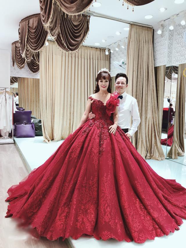 Hai vợ chồng chị Thu Sao hạnh phúc khi chụp ảnh tại một studio ở Đà Nẵng.
