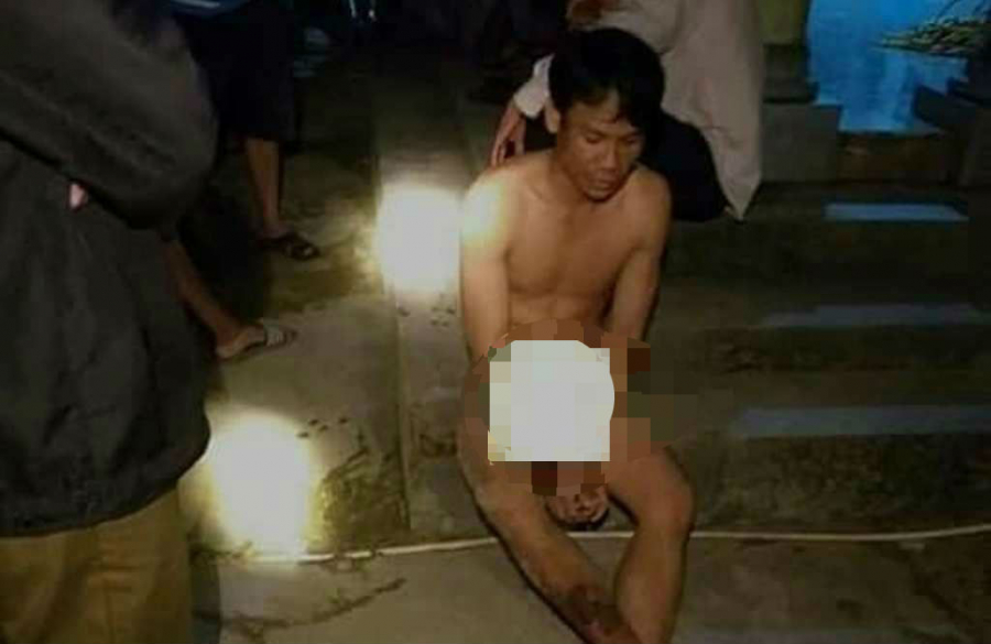 Nam thanh niên bị người dân khống chế bắt giữ trong tình trạng khỏa thân. Ảnh FB.