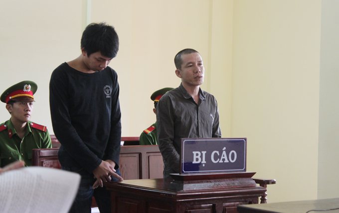 Bị cáo Hiếu (áo thun đen), Thắng (áo sơ mi xám) tại tòa.