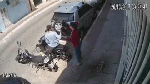 Cô gái đưa cả mũ bảo hiểm cho kẻ cướp..